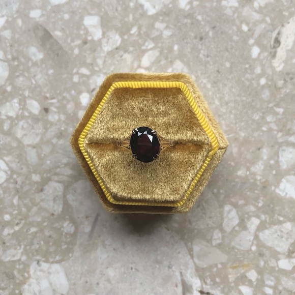 Oval Garnet Yellow Gold Vintage Victorian Ring - Picture 4 of 11